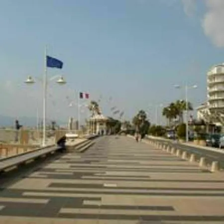 With 3 Bedrooms In Saint-raphael, With Wonderful Sea View An Apartment *