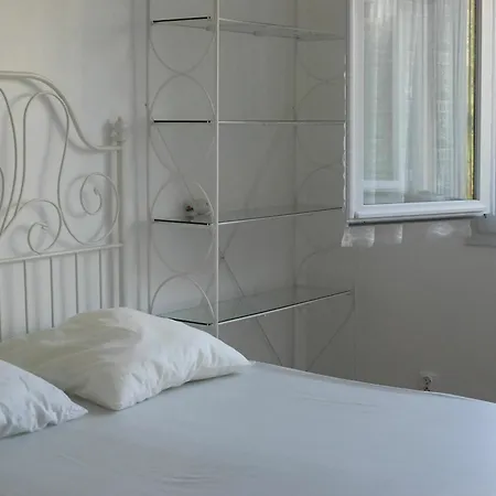 With 3 Bedrooms In Saint-raphael, With Wonderful Sea View An Apartment